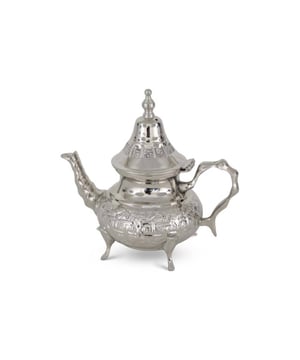 
Haal de Arabische charme in huis met deze prachtige Marokkaanse Theepot met sierwerk Deze Marokkaanse theepot is geweldig om je dagelijkse glaasje thee in te drinken. De theepot is te gebruiken als woondecoratie of om heerlijke Marokkaanse munt thee uit te drinken met al jouw vrienden en familie. Door het roostertje achter de schenktuit blijft de losse theebladen in de pot en heb je geen keukenzeef nodig. Deze theepot is uitstekend geschikt voor alle theesoorten. Een echte Arabische theesfeer wordt gecreëerd als de theepot wordt aangevuld met bijpassend suikerpotjes en Marokkaanse theeglazen. Geef 'm cadeau of geschenk aan je vrienden die zullen opkijken van deze unieke Marokkaanse theepot. Goed om te weten: * Gegarandeerd van inox kwaliteit * Stevige handvat * Roestvrije theepot * Handgemaakt door ambachtslieden * Inclusief dekselkwastje Materiaal:Inox