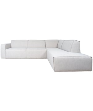 
Luxe en royaal, de Hoekbank Kick in een natuurlijke bouclé stof straalt kwaliteit uit. Deze bank heeft een robuust basisframe met solide, rechte armleuningen. Kick is een veelzijdige bank met een tijdloze look, die perfect past in diverse interieurstijlen, variërend van landelijk en modern tot retro en industrieel. De kern van deze bank bestaat uit een massief houten frame met geïntegreerde zigzagveren voor optimale ondersteuning. De zitting is gevuld met hoogwaardig schuim met een dichtheid van 30 kg/m3 en is afgewerkt met een synthetische batting voor extra comfort. De rugleuning is voorzien van 25 kg/m3 hoogwaardig schuim dat een uitstekende rugsteun biedt. Dit veerkrachtige schuim zorgt voor een comfortabele zitervaring en verlengt de levensduur van de bank aanzienlijk. Kick is volledig gestoffeerd in de prachtige natuurlijke bouclé stof en is afgewerkt met een strakke, dubbel gestikte naad, wat de bank karakter geeft en ervoor zorgt dat de kussens mooi op elkaar aansluiten. Bovendien lijkt de bank te zweven dankzij de lage pootjes, wat een extra vleugje elegantie aan het ontwerp toevoegt.Handig om te weten: de Hoekbank Kick wordt geleverd in twee losse dozen met afmetingen van 220x100x78 cm en 195x100x78 cm. Merk: Home67 Materiaal: Synthetisch Kleur: Beige EAN: 8720769978359