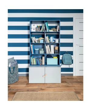 
Met de boekenkast met 8 compartimenten en de 2-deurs onderkast kunt u een ideale opbergkast kiezen om boeken of decoraties in op te bergen. Dankzij de 2 deuren heeft u extra ruimte om kleding, werkspullen of andere dagelijkse accessoires op te bergen. Eigenschappen: Boekenkast met 8 opbergvakken Opbergmeubel met 2 deuren Gemaakt in Europa Afmetingen: Totaalmeubel: Lengte 94 cm x Breedte 49 cm x Hoogte 189 cm Gewicht 65,35 kg Boekenkast: Lengte 94 cm x Breedte 35 cm x Hoogte 142 cm Gewicht 40,3 kg Commode: Lengte 94 cm x Breedte 49 cm x Hoogte 47 cm Gewicht 25,05 kg Afmetingen verpakking: Afmetingen boekenkast Pakketnr. 1: Lengte 127 cm x Breedte 50,8 cm x Hoogte 9 cm - Gewicht 22 kg Pakketnr. 2: Lengte 146,3 cm x Breedte 41,5 cm x Hoogte 7 cm - Gewicht 22,8 kg Afmetingen buffetkast 120,1 cm x Breedte 53,3 cm x Hoogte 10,8 cm - Gewicht 28,2 kg De STIGE collectie biedt een tijdloos en functioneel meubeldesign. De mix van kleuren gecombineerd met de natuurlijkheid van het massieve grenen geeft Deze collectie een moderne en toch natuurlijke stijl. Merk: CaliCosy Kleur: Blue