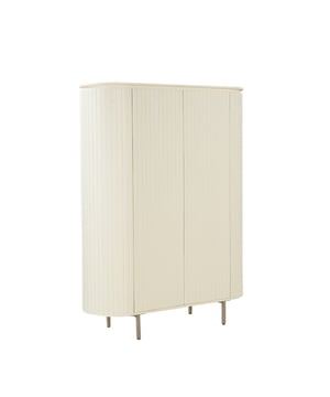 
Voeg een vleugje verfijning toe aan je interieur met de Livingfurn Kabinetkast Patou in ivoor. Deze prachtige buffetkast uit de Patou collectie combineert elegant design met praktische opbergruimte. De lichte ivoorkleur en de beige poten zorgen voor een warme en uitnodigende sfeer in elke kamer. Geniet van de tijdloze uitstraling en de hoogwaardige kwaliteit van deze eyecatcher.De Patou kabinetkast is vervaardigd uit duurzaam hardhout en afgewerkt met een elegant lattenpatroon op de greeploze deuren. Dit geeft de kast een stijlvolle en chique look. Met drie ruime legplanken biedt de kast voldoende ruimte voor het opbergen van je spullen, waardoor hij ideaal is voor gebruik in de woonkamer, slaapkamer of hal. De eenvoudige montage zorgt ervoor dat je snel van je nieuwe aanwinst kunt genieten.MerkLivingfurnCollectiePatouKleurIvoor / BeigeSKU31498 / LVF1833Breedte150 cmDiepte43 cmHoogte151 cmGewicht61 kgVolume0.94MateriaalMango hout, Gecoat staalAantal planken3MontageEenvoudige montage vereistOnderhoudWood Care Kit Matt PolishAantal colli1Afmetingen Colli 1 (BxHxL)121 cm x 156 cm x 50 cmDraaibaarNeeGarantie2 jaar