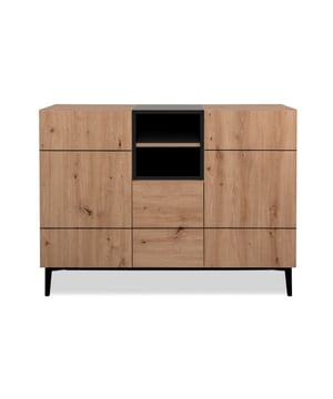
Alliant industriële stijl en grote opbergruimte, is deze Buffetkast met 3 deuren en 2 nissen, 120 cm breed - Nola, ideaal voor uw woonkamer! De deuren en laden geven u de mogelijkheid om uw dagelijkse spullen binnen handbereik te plaatsen, evenals uw decoratie. De lichte houtkleur en zwarte kleur bieden ruimte voor een industriële inrichting, waardoor het gemakkelijk in een hal of woonkamer kan worden geplaatst. Productkenmerken: 3 Deuren. Decor: Artisan eik en trendy zwart industrieel, natuurlijke artisanale eik en zwart decor. Zwarte plastic poten. Land van fabricage: Turkije. Productafmetingen: Lengte 120 cm x Hoogte 90 cm x Breedte 42 cm. Netto gewicht: 59,5 kg. Afmetingen verpakking: Verpakking nr. 1: Lengte 115,5 cm x Hoogte 47 cm x Breedte 10 cm - Bruto gewicht: 23,1 kg. Verpakking nr. 2: Lengte 48,5 cm x Hoogte 45,5 cm x Breedte 19,5 cm - Bruto gewicht: 18,1 kg. Verpakking nr. 3: Lengte 82,5 cm x Hoogte 48,5 cm x Breedte 15 cm - Bruto gewicht: 22,4 kg. Merk: CaliCosy Kleur: Wooden Effect