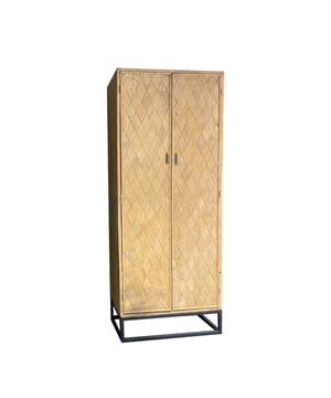 
Upgrade je woonruimte met het opvallende Icons Cabinet van Livingfurn. Gemaakt van elmhout, straalt dit kabinet een moderne elegantie uit. Het kenmerkt zich door strakke vormen en de unieke houttekening op de deurtjes. Perfect voor een eigentijds interieur met natuurlijke kleuren en materialen. - Afmeting: - Kleur: Bruin - Materiaal: Hout