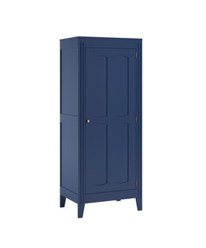 
Met zijn gedetailleerde moulure-geest op de structuur en de deuren, evenals de gouden metalen handgrepen, biedt onze Kledingkast met 1 Deur, Planken en Garderobe L80.5 x H196.8 cm - Milenne een echte stijl geïnspireerd op de mooiste Parijse appartementen. De enkele deur opent naar een garderobe gedeelte om uw kleding op te hangen, compleet met twee planken boven en onder om uw spullen op te vouwen of uw reistassen op te bergen. Productbeschrijving: Kleur: verkrijgbaar in wit, grijs of blauw Gemaakt van gelamineerde spaanplaat. Gouden metalen handgrepen. Kast uitgerust met 2 in hoogte verstelbare planken en 1 kledingstang. Verkrijgbaar in het Milenne-assortiment: Kledingkast / Commode Ontworpen in Europa Productafmetingen: Diepte 80,5 cm x Breedte 55,25 cm x Hoogte 196,8 cm - Netto gewicht 52 kg Verpakkingsafmetingen: Pakket nr. 1: Breedte 73 cm x Diepte 202 cm x Hoogte 9,5 cm - Bruto gewicht: 28 kg Pakket nr. 2: Breedte 63 cm x Diepte 88 cm x Hoogte 14,5 cm - Bruto gewicht: 26 kg Merk: CaliCosy Kleur: Blue