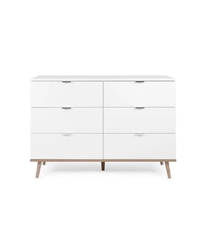 
Productkenmerken:Commode met 6 laden, 1 handgreep per lade.Kleur: wit/onderste blad en poten in eiken Sonoma.Gemaakt van spaanplaat, vezelplaten met hoge dichtheid en MDF.Geproduceerd in Europa (Polen).Productafmetingen:Lengte 120 cm x Breedte 40 cm x Hoogte 86,5 cm.Afmetingen van het pakket:Pakket nr. 1: Breedte 131,5 cm x Lengte 52 cm x Hoogte 10 cm - Bruto gewicht: 21,5 kg.Pakket nr. 2: Breedte 83 cm x Lengte 46 cm x Hoogte 15 cm - Bruto gewicht: 22,7 kg. Merk: CaliCosy Kleur: White