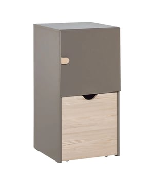 
Met de ladekast op wieltjes met uitneembare kubus, kiest u voor een handige en praktische opbergruimte. U krijgt een deur met een plank erin, en een volledig verwijderbare kubus. Deze opbergzuil kan worden gebruikt als opbergmeubel voor een kantoor, een slaapkamer of in een woonkamer als kleine opberger. Dankzij de 4 discrete rubberen wielen kunt u hem gemakkelijk verplaatsen zonder lawaai te maken. Eigenschappen : 1 Deur met massief grenen handvat Volledig uitneembare kubus Gemaakt in Europa PEFC Label 4 discrete wielen Afmetingen: Lengte 47 cm x Breedte 49 cm x Hoogte 94 cm Gewicht 29,850 kg Afmetingen verpakking: Pakket 1: Lengte 72,7 cm x Breedte 52,7 cm x Hoogte 10,5 cm - Gewicht 15 kg Pakket 2: Lengte 102,3 cm x Breedte 53,4 cm x Hoogte 7,7 cm - Gewicht 18,9 kg De STIGE collectie biedt meubels met een tijdloos en functioneel design. De mix van kleuren in combinatie met de natuurlijkheid van het massieve grenen geeft Deze collectie een moderne en toch natuurlijke uitstraling. Merk: CaliCosy Kleur: Grey