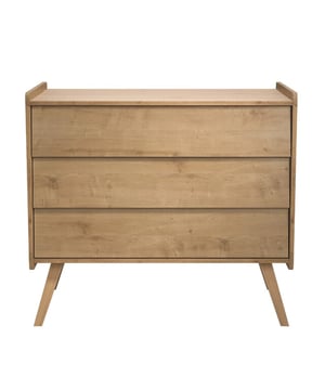 
Onze Vintage commode met 3 laden is het ideale opbergmeubel om uw kleding georganiseerd te houden zonder dat ze stof verzamelen. Met zijn drie ruime laden kunt u al uw spullen netjes opbergen. Productkenmerken: De laden zijn voorzien van het Push to Open-systeem. Dit mechanisme maakt het mogelijk om de lade te openen door lichte druk op de voorkant uit te oefenen. Gemaakt van gelamineerde spaanplaten. Massief eikenhouten poten. Productafmetingen: Lengte 58,5 cm x Breedte 100 cm x Hoogte 90 cm - Nettogewicht 48,03 kg. Verpakkingsafmetingen: Verpakking nr. 1: Lengte 100 cm x Breedte 74 cm x Hoogte 9,5 cm - Brutogewicht 21,7 kg. Verpakking nr. 2: Lengte 108,5 cm x Breedte 67,2 cm x Hoogte 9,5 cm - Brutogewicht 25,05 kg. Verpakking nr. 3: Lengte 105,7 cm x Breedte 25 cm x Hoogte 6 cm - Brutogewicht 6,1 kg. Onze Vintage collectie heeft een stijl die is geïnspireerd op de jaren 50, met retrolijnen die breken met de normen in een modern interieur. Ze voegen een klassiek en elegant tintje toe met hun hoge poten en zachte witte of lichte houtkleuren. Merk: CaliCosy Kleur: Wooden Effect