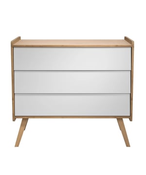 
Onze Vintage commode met 3 laden is het ideale opbergmeubel om uw kleding georganiseerd te houden zonder dat ze stof verzamelen. Met zijn drie ruime laden kunt u al uw spullen netjes opbergen. Productkenmerken: De laden zijn voorzien van het Push to Open-systeem. Dit mechanisme maakt het mogelijk om de lade te openen door lichte druk op de voorkant uit te oefenen. Gemaakt van gelamineerde spaanplaten. Massief eikenhouten poten. Productafmetingen: Lengte 58,5 cm x Breedte 100 cm x Hoogte 90 cm - Nettogewicht 48,03 kg. Verpakkingsafmetingen: Verpakking nr. 1: Lengte 100 cm x Breedte 74 cm x Hoogte 9,5 cm - Brutogewicht 21,7 kg. Verpakking nr. 2: Lengte 108,5 cm x Breedte 67,2 cm x Hoogte 9,5 cm - Brutogewicht 25,05 kg. Verpakking nr. 3: Lengte 105,7 cm x Breedte 25 cm x Hoogte 6 cm - Brutogewicht 6,1 kg. Onze Vintage collectie heeft een stijl die is geïnspireerd op de jaren 50, met retrolijnen die breken met de normen in een modern interieur. Ze voegen een klassiek en elegant tintje toe met hun hoge poten en zachte witte of lichte houtkleuren. Merk: CaliCosy Kleur: White