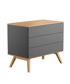 
Om uw spullen op de meest eenvoudige en georganiseerde manier in uw slaapkamer op te bergen, kies voor onze commode met 3 laden en een houten onderstel in de kleuren natuurlijk hout en wit of grijs! Met zijn drie grote laden kunt u uw jeans, truien, ondergoed, beddengoed... opvouwen en naar wens sorteren. Dankzij de elegante natuurlijke uitstraling met de mix van houtkleuren en wit of grijs, brengt u een opbergmeubel dat zowel esthetisch als praktisch is naar uw slaapkamer. Productbeschrijving: Kleur: Verkrijgbaar in eikenhoutdecor en grijs of eikenhoutdecor en wit Gemaakt van gemelamineerde spaanplaten. Massief eikenhouten poten. De laden zijn uitgerust met het Push to Open-systeem. Dit mechanisme maakt het mogelijk om de lade te openen door lichte druk op de voorkant uit te oefenen. Commode en kast verkrijgbaar in de Nature-lijn. Ontworpen in Europa. Productafmetingen: lengte 100 cm x breedte 58 cm x hoogte 86,5 cm - nettogewicht 44,95 kg. Verpakkingsafmetingen: Verpakking nr. 1: breedte 109 cm x diepte 64,5 cm x hoogte 11,5 cm - brutogewicht: 26,6 kg. Verpakking nr. 2: breedte 109 cm x diepte 67,5 cm x hoogte 7,5 cm - brutogewicht: 22,4 kg. Merk: CaliCosy Kleur: Grey