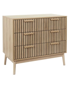 
Dressoir van hout voorzien van 3 lades. Door het frontpaneel van rattan een echte eyecatcher, want het is gemaakt in de stijl van der moderne en populaire wandpanelen. Het design doet daardoor modern aan maar is passend voor elk inteieur omdat het niet uitgesproken is qua design. De lades zijn voorzien van 2 grepen per lade waardoor het eenvoudig is om de la te openen. De klast staat op elegante poten waardoor je eronder gewoon kunt zuigen.Breedte 90 cm , Hoogte 79 cm en diepte 49 cm. Hierdoor heeft het genoeg ruimte om dagdagelijkse dingen in te leggen en misstaat zeker niet in een kantoor omgeving. Ideaal ook als gangtafel voor het opbergen van sleutels of dergelijke en om even wat neer te kunnen leggen. Eenvoudig zelf te monteren.De serie Klaus bestaat uit meerdere items in gelijke stijl. Hierdoor kun je een complete set combineren. Bv een dressoir of ladekast, hoge kast.Specificaties Ladekast  Klaus:Materiaal: HoutAfmetingen:  49 x 90 x 79 cm Productgewicht: 35 kg, dus wordt geleverd met speciale koerierKleur: BruinEenvoudig te monterenAndere items in deze serie:8720572206779       -        Ladekast Klaus met Panelen voorzijde - Buffetkast 90x49x79 cm - Bruin8720572206786       -        Schoenenkast Klaus 3 lades 24x60x113 cm - voor 18 paar - Bruin8720572206793       -        Wastafelonderkast Klaus - 30x60x70 cm - Bruin8720572206809       -        Hoge Badkamerkast Klaus - Kolomkast Hout Panelen 30x40x160 cm - Bruin8720572208100        -       Hangkastje Klaus Wand Badkamerkast Hangend met Panelen - Bruin8720572208117        -       Salontafel Klaus 100x43x50cm bruin - Afmeting: - Kleur: Bruin - Materiaal: Hout