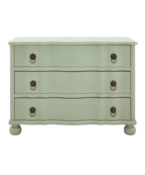 
Breng karakter in uw interieur met onze prachtige Edmonde ladekast met 3 lades, een model dat authenticiteit en elegantie combineert. Gemaakt van massief grenen, een natuurlijk hout dat bekend staat om zijn stevigheid, betovert deze ladekast door zijn robuustheid en authentieke stijl. De licht golvende lijnen en de handgrepen in antieke stijl, gesculptuurde als een leeuwenkop, geven het een unieke charme. De driedelige lades bieden ideale opbergruimte voor dagelijks gebruik en met ronde voeten voegt de Edmonde ladekast een natuurlijke elegantie toe aan uw slaapkamer of woonkamer.Productkenmerken: Gemaakt van massief grenen.Stijl: Chic landhuis.Montage: Meubel zonder montage.Productafmetingen: Lengte 110 cm x Hoogte 80 cm x Diepte 45 cm. Productgewicht: 48 kg.Verpakkingsafmetingen: Pakket nr. 1: Lengte 115 cm x Hoogte 82 cm x Diepte 48 cm. Brutogewicht: 53 kg.Signature, gevestigd nabij Lille in Frankrijk, ontwerpt en heruitgeeft meubels al meer dan 25 jaar. Hun collectie biedt een ruime keuze aan meubels en decoratieve artikelen. De liefde voor echte meubels, ontworpen volgens de regels van de kunst, en een eclectische blik bieden een mix van originaliteit en authenticiteit. Ontdek een selectie meubels van edele en kwalitatieve materialen. Merk: Signature Kleur: Green