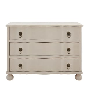 
Breng karakter in uw interieur met onze prachtige Edmonde ladekast met 3 lades, een model dat authenticiteit en elegantie combineert. Gemaakt van massief grenen, een natuurlijk hout dat bekend staat om zijn stevigheid, betovert deze ladekast door zijn robuustheid en authentieke stijl. De licht golvende lijnen en de handgrepen in antieke stijl, gesculptuurde als een leeuwenkop, geven het een unieke charme. De driedelige lades bieden ideale opbergruimte voor dagelijks gebruik en met ronde voeten voegt de Edmonde ladekast een natuurlijke elegantie toe aan uw slaapkamer of woonkamer.Productkenmerken: Gemaakt van massief grenen.Stijl: Chic landhuis.Montage: Meubel zonder montage.Productafmetingen: Lengte 110 cm x Hoogte 80 cm x Diepte 45 cm. Productgewicht: 48 kg.Verpakkingsafmetingen: Pakket nr. 1: Lengte 115 cm x Hoogte 82 cm x Diepte 48 cm. Brutogewicht: 53 kg.Signature, gevestigd nabij Lille in Frankrijk, ontwerpt en heruitgeeft meubels al meer dan 25 jaar. Hun collectie biedt een ruime keuze aan meubels en decoratieve artikelen. De liefde voor echte meubels, ontworpen volgens de regels van de kunst, en een eclectische blik bieden een mix van originaliteit en authenticiteit. Ontdek een selectie meubels van edele en kwalitatieve materialen. Merk: Signature Kleur: Beige