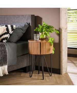 
Dit ronde nachtkastje 'tweak' is uniek in zijn soort! Het nachtkastje is uitgevoerd in mangohout met een zandkleurige finish. Dit geeft een trendy en rustige uitstraling aan dit kastje. Het nachtkastje beschikt over 1 lade. Het nachtkastje maakt deel uit van de 'tweak' serie.AfmetingenBreedte: 0,4 CMDiepte: 0,4 CMHoogte 0,6 CMOver het merkWij zijn continu bezig met het samenstellen van stoere collecties die naast functioneel ook nog is heel trendy zijn. Veel van ons assortiment is zo ontworpen dat het leuk bij elkaar staat in elke kamer, daarom raden wij zeker aan om even een kijkje te nemen in ons assortiment voor leuke matchende items! - Afmeting: 40x40x60 - Kleur: Bruin - Materiaal: Hout
