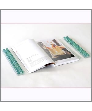 
Deze plastic kookboekbeschermer beschermt uw boeken en belangrijke documenten tegen vloeistofspatten en allerlei soorten vlekken. Het PVC-middenstuk wordt op het boek geplaatst en de kralen aan elke zijde dienen als tegenwicht om het boek plat te houden. Deze boekbeschermer is ideaal voor kookboeken, belangrijke zakelijke documenten, onderhoudshandleidingen en strandboeken. Merk: CaliCosy