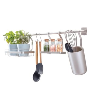 
Dit slimme opbergmeubel is ideaal om uw keuken opgeruimd te houden, dit kleine keukenopbergmeubel maakt ruimte vrij op het werkblad om in alle rust te kunnen koken. De keukenbar kan aan vele meubelstijlen worden aangepast en is ideaal voor het opbergen van specerijen, kruiden, specerijen of ander keukengerei. De praktische keukenwandbar heeft opbergvakken die naar wens individueel kunnen worden ingedeeld. Het nodige montagemateriaal wordt meegeleverd. Gemaakt van robuust, corrosiebestendig metaal, is het ingenieus ontworpen keukenaccessoire bijzonder stabiel en duurzaam in het dagelijks gebruik. Met zijn compacte for Maat biedt Deze houder voor keukengerei veel opbergruimte zonder al te veel plaats in te nemen. Afmetingen: 63,8 cm x 14,5 cm x H 23,8 cm Materiaal: Kunststof / Metaal Dit artikel is verkrijgbaar in zwart of grijs Merk: CaliCosy Kleur: Grey