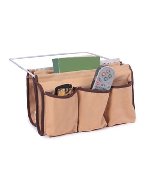 
De organizer voor bed of bank kan onder de matras of onder het kussen van de bank worden bevestigd. Deze organizer voor bed of bank is handig voor het opbergen van tijdschriften. Het bestaat uit 3 zakken aan de voorkant die ruimte bieden voor afstandsbedieningen, brillen, enz. De organizer voor bed of bank kan volledig worden verwijderd dankzij de bevestiging aan het frame met klittenband. Materiaal: metaal en stof. Afmetingen: 32 x 32 cm. Merk: CaliCosy Kleur: Beige