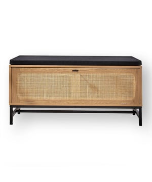 
Onze bankje met schoenenopslag en een rotan voorkant combineert modern design met praktische opslag! Ben je het beu om constant schoenen te zien rondslingeren? Hier is onze oplossing om ze op te bergen en te verbergen, terwijl je tegelijkertijd een decoratief tintje aan je interieur toevoegt. Dankzij het kussen van de bank kun je ook comfortabel zitten wanneer je je schoenen aan- of uittrekt. Productkenmerken :Bankje met schoenenopslag. 1 deur die opent met 2 zuigers en 2 scharnieren. Opslagruimte met een verticale verdeler. Rotan voorkant. 1 zwarte metalen handgreep. Zwarte metalen poten. Grijs stoffen kussen bovenop. Belangrijkste materiaal: spaanplaat bedekt met houtdecor. Productafmetingen :Lengte 100 cm x Breedte 38 cm x Hoogte 47 cm - Nettogewicht: 16,5 kg. Afmetingen pakket :Lengte 106,5 cm x Hoogte 13,5 cm x Breedte 44 cm - Bruto gewicht: 17,5 kg. Merk: CaliCosy Kleur: Wooden Effect
