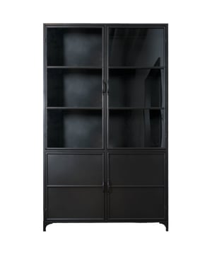 
Vitrinekast Leroy is een stoere metalen kast met glazen deuren. Door de ruwe afwerking van het metaal komt het stoere industriële karakter sterk naar voren. Je kunt je mooie bezittingen een plekje geven achter de glazen deuren in een veilige, stofvrije omgeving. Achter de dichte deuren onderaan de kast zit een kastgedeelte met extra opbergruimte. De poten onder de kast zijn in hoogte verstelbaar. Een vitrinekast kan overal in huis worden neergezet. De woonkamer is bijvoorbeeld een hele populaire locatie, maar wat dacht je van de keuken? Je kunt bijvoorbeeld je vazen, schalen en pannen in de kast kwijt. De stoere kast is van zichzelf al heel erg mooi, maar de verzameling aan de binnenkant van de kast zal ook de show stelen! Deze prachtige vitrinekast maakt van iedere ruimte een stijlvolle plek in huis! Gezien op tv: De Grote Tuinverbouwing afl. 5! Merk: Home67 Materiaal: Glas,Metaal Kleur: Zwart EAN: 7141042002010