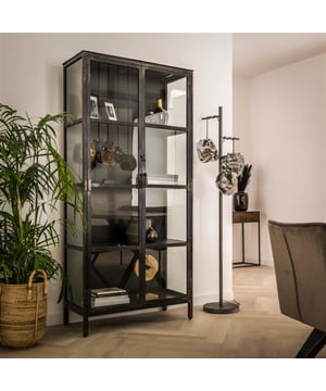 
Deze vitrinekast heeft veel weg van onze Rift-serie. Echter door het veelvuldig gebruik van gun metal, wordt dit exemplaar Rift Metal genoemd. De vitrinekast is voorzien van 2 glazen deuren en 3 schappen. Vitrinekast Rift metal wordt opgebouwd geleverd.Breedte: 90cmDiepte: 40cmHoogte: 190cmOver het merkWij zijn continu bezig met het samenstellen van stoere collecties die naast functioneel ook nog is heel trendy zijn. Veel van ons assortiment is zo ontworpen dat het leuk bij elkaar staat in elke kamer, daarom raden wij zeker aan om even een kijkje te nemen in ons assortiment voor leuke matchende items! - Afmeting: 40x90x190 - Kleur: Grijs - Materiaal: Metaal