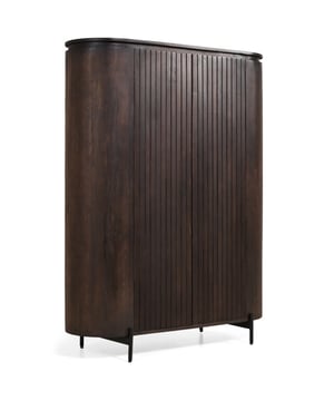 
Verrijk je interieur met onze praktische en stijlvolle Wandkast Mokka. Met twee grote deuren en uitgebreide opslagruimte, biedt dit meubelstuk de perfecte combinatie van functionaliteit en esthetiek. De chique latjes op de kast en de zachte ronde geven deze wandkast een luxe uitstraling. De wandkast is gemaakt van hoogwaardig mango hout, wat bekend staat om zijn duurzaamheid en betrouwbaarheid. Het stevige ontwerp zorgt ervoor dat dit meubelstuk bestand is tegen de dagelijkse slijtage, terwijl het tegelijkertijd een stijlvolle aanvulling is op elke kamer. De afmetingen van de wandkast Mokka zijn 115 x 151 x 43 cm. Merk: Collectables Kleur: Donkerbruin Afmetingen: 115x40x151