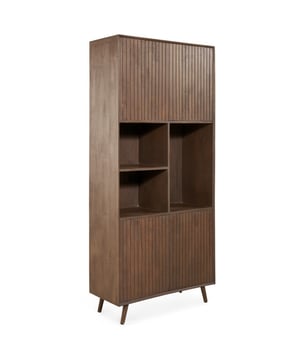 
Maak kennis met de wandkast Vida, een imposant meubelstuk dat zowel praktisch als stijlvol is. Gemaakt van prachtig mangohout in de diepe Tabacco-kleur straalt deze kast warmte en karakter uit, met de natuurlijke houtnerven die een unieke uitstraling geven. Met een hoogte van 200 cm, een breedte van 90 cm en een diepte van 40 cm biedt de Vida wandkast royale opbergruimte en een opvallende toevoeging aan je interieur. De kast is slim ingedeeld met drie open vakken in het midden, perfect voor het uitstallen van decoraties, boeken, of persoonlijke items die gezien mogen worden. Daarnaast bieden de vier deurtjes voldoende ruimte om spullen netjes op te bergen en uit het zicht te houden. Of je nu op zoek bent naar extra opbergruimte of een stijlvol accentstuk voor je woonkamer, de Vida wandkast combineert tijdloze charme met functionaliteit en vakmanschap – een echte blikvanger in elk interieur. Merk: Collectables Kleur: Tabacco