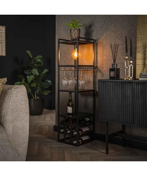
Deze vloerlamp 'decorate' is voorzien van een rechthoekig metalen frame met een charcoal finish. De lamp beschikt over één lichtpunt in het bovenste vak. Deze lamp is sfeervol en efficiënt. De lamp beschikt  over een ruimte waaraan wijnglazen gehangen kunnen worden, één open vak en plek voor 9 wijnflessen. Daarnaast is er bovenop de lamp ook nog ruimte om spullen te plaatsen. Er wordt aanbevolen LED lichtbron (8467) te gebruiken. Deze lamp heeft ook een bijpassende hanglamp.Over het merkWij zijn continu bezig met het samenstellen van stoere collecties die naast functioneel ook nog is heel trendy zijn. Veel van ons assortiment is zo ontworpen dat het leuk bij elkaar staat in elke kamer, daarom raden wij zeker aan om even een kijkje te nemen in ons assortiment voor leuke matchende items! - Afmeting: 35x33x132 - Kleur: Zwart - Materiaal: Metaal