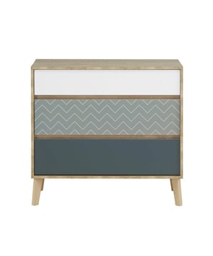 
Eigenschappen: De Larvik ladekast met 3 lades is origineel en zacht, en combineert design en detail. Het meubel past perfect in uw kamer. De kleuren blond eiken en wit, met een vleugje blauw en een geometrisch patroon, geven het een zeer moderne uitstraling. Onderkant en voorkant van het meubel zijn gemaakt van spaanplaat bekleed met papier dat blond eiken of effen wit of effen kobaltblauw imiteert. Dezelfde afwerking voor de zijkanten van de commode met 3 laden: 3 ladebakken: PP (polypropyleen) gecoate spaanplaat met textielimitatie op grijze rollerbanen Poten: massief beuken, onbehandeld Kleuren op de ladevoorkant om de commode een Scandinavische look te geven Afmetingen:B94 x H86 x D40 Samenstelling: Spaanplaat met papiercoating in witte eikenimitatie of effen wit of effen kobaltblauw Merk: CaliCosy Kleur: Wooden Effect
