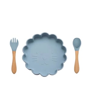 
Stel je voor, een eet set speciaal ontworpen voor jouw kleintje, waarbij functionaliteit en plezier samenkomen. Onze Siliconen Diner Set, compleet met een bordje en bestek, is de perfecte metgezel voor de maaltijden van je kind. Dit alles wordt gepresenteerd met een speels leeuwenmotief en een heldere blauwe kleur, waardoor elke maaltijd een vrolijke belevenis wordt. Het opvallende leeuwenmotief op het bordje zal onmiddellijk de nieuwsgierigheid en eetlust van je kleintje opwekken. Deze vriendelijke leeuw lacht je kindje toe en moedigt hen aan om te eten. Het is niet alleen een praktisch bordje, maar ook een bron van plezier tijdens de maaltijden. Wat nog belangrijker is, is dat we hebben gezorgd voor de gezondheid van je kind. Deze set is gemaakt van hoogwaardig siliconenmateriaal dat volledig vrij is van schadelijke stoffen zoals BPA en ftalaten. Je kunt met een gerust hart je kleintje laten eten, wetende dat het materiaal veilig is voor voedsel en duurzaam genoeg om dagelijks gebruik aan te kunnen. Het bordje is voorzien van een slimme antislipbasis die voorkomt dat het gemakkelijk omvalt of verschuift, zelfs als je kindje wat beweeglijk is tijdens de maaltijd. Geen zorgen meer over omgestoten borden of knoeipartijen! En laten we het bestek niet vergeten! Deze set wordt geleverd met bijpassend leeuwenbestek, inclusief een vork en lepel, speciaal ontworpen voor kleine handjes om zelfstandig te leren eten. Dit is een geweldige manier om de motorische vaardigheden van je kind te ontwikkelen terwijl ze genieten van hun maaltijden. Schoonmaken is een fluitje van een cent, dankzij het gladde siliconenoppervlak. Je kunt zowel het bordje als het bestek veilig in de vaatwasser plaatsen voor extra gemak, maar ze zijn ook eenvoudig met de hand af te spoelen na de maaltijd. Onze Siliconen Diner Set Lion Bordje en Bestek in blauw combineert functionaliteit en plezier, terwijl het de gezondheid en veiligheid van je kind tijdens de maaltijden waarborgt. Kies voor kwaliteit en maak van elke maaltijd een avontuur voor je kleintje. Bestel vandaag nog en ontdek het zelf! MATERIAAL: Silicone ONDERHOUDSVOORSCHRIFTEN: Geschikt voor in de vaatwasser. KLEUR: Blauw MAAT: Ø17,5 x H3,5 cm Merk: CASA DI ELTURO Materiaal: Hout Kleur: Blauw