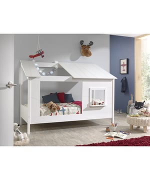 
Dit huisbed in wit (90x200) uit de HOUSEBED collectie is vervaardigd uit massieve den en hoogwaardig gelakte MDF. Door het raam dat werd toegevoegd is dit net alsof je in een boomhut zit. Bij deze combinatie zijn white roof, een gordijn hb902614 en een bedlade inbegrepen.Ontdek de belangrijkste kenmerken van dit product in onderstaande punten:- Massief den gebruikt- Hoogwaardig MDF- Raam toegevoegd- Boomhut gevoel- White roof inbegrepenAndere zaken die goed zijn om te weten:- Trendy stijl- In slechts 150 minuten gemonteerd- Het pakket wordt in 5 dozen geleverd- Het artikel is afgewerkt met een Lak- Volgens de hoogste normen gecertificeerd. gecertificeerd- Gemaakt van FSC gekeurd hout- Exclusief lattenbodem- Gemaakt van Combinatie van massief grenen EN MDF- Geen Soft-CloseOver het merkVipack is een familiebedrijf gespecialiseerd in de ontwikkeling en distributie van meubilair voor kinderen en jongeren. Onze kracht is de voortdurende ontwikkeling van nieuwe producten volgens de laatste trends van vandaag. Hierdoor kunnen we een breed assortiment commerciële producten met een eigentijdse look aanbieden tegen een betaalbare prijs.Ons assortiment omvat een verscheidenheid aan zorgvuldig vervaardigde stukken. Elk item is zorgvuldig ontworpen voor zowel kinderen als ouders. We besteden speciale aandacht aan details zoals ergonomie, veelzijdigheid en gebruiksgemak, zodat onze meubels naadloos in je dagelijkse routine passen. Van stevige constructies en niet-giftige materialen tot veilige sluitingen en gladde afwerkingen, elk aspect van onze meubels is zorgvuldig ontworpen om je kleintje een veilige en stijlvolle omgeving te bieden.  - Afmeting: - Kleur: Wit - Materiaal: Hout