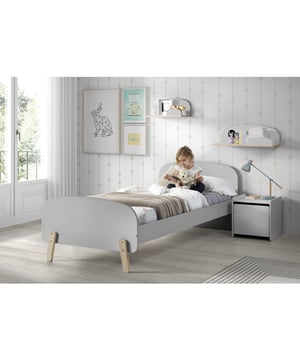 
Dit KIDDY bed (90x200) in grijs is vervaardigd uit gelakte MDF in combinatie met massief grenen. Het hoofd- en voeteinde van het bed is afgerond en de poten zijn in massief grenen, wat het een Scandinavische look geeft. De pastelkleur geeft meteen een speelse en kleurrijke toets aan elke kinderkamer. Het bijhorende nachtkastje kan gebruikt worden als opbergruimte. Er zijn 2 hangplankjes inbegrepen, ideaal om de kinderkamer nog extra te decoreren met leuke spulletjes.Ontdek de belangrijkste kenmerken van dit product in onderstaande punten:- Grijs gelakt MDF- Massief grenen poten- Scandinavische look- Pastelkleur speels- Hangplankjes inbegrepenAndere zaken die goed zijn om te weten:- Scandinavian stijl- In slechts 90 minuten gemonteerd- Het pakket wordt in 6 dozen geleverd- Het artikel is afgewerkt met een Lak- Volgens de hoogste normen gecertificeerd. gecertificeerd- Gemaakt van FSC gekeurd hout- Inclusief lattenbodem- Gemaakt van Combinatie van massief grenen EN MDF- Geen Soft-CloseOver het merkVipack is een familiebedrijf gespecialiseerd in de ontwikkeling en distributie van meubilair voor kinderen en jongeren. Onze kracht is de voortdurende ontwikkeling van nieuwe producten volgens de laatste trends van vandaag. Hierdoor kunnen we een breed assortiment commerciële producten met een eigentijdse look aanbieden tegen een betaalbare prijs.Ons assortiment omvat een verscheidenheid aan zorgvuldig vervaardigde stukken. Elk item is zorgvuldig ontworpen voor zowel kinderen als ouders. We besteden speciale aandacht aan details zoals ergonomie, veelzijdigheid en gebruiksgemak, zodat onze meubels naadloos in je dagelijkse routine passen. Van stevige constructies en niet-giftige materialen tot veilige sluitingen en gladde afwerkingen, elk aspect van onze meubels is zorgvuldig ontworpen om je kleintje een veilige en stijlvolle omgeving te bieden.  - Afmeting: - Kleur: Grijs - Materiaal: Hout