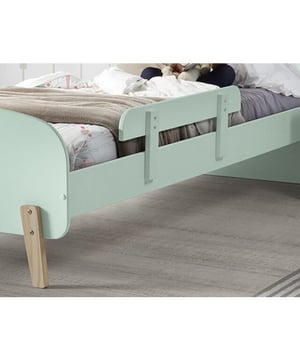 
Dit KIDDY bed (90x200) in mintgroen is vervaardigd uit gelakte MDF in combinatie met massief grenen. Het hoofd- en voeteinde van het bed is afgerond en de poten zijn in massief grenen, wat het een Scandinavische look geeft. De pastelkleur geeft meteen een speelse en kleurrijke toets aan elke kinderkamer. Het bijhorende nachtkastje kan gebruikt worden als opbergruimte. De speelkoffer beschikt over 2 verticale planken die de doos in 3 delen verdeelt. Ideaal voor het opbergen van speelgoed, boekjes en knuffels. Het veiligheidshekje beschikt over afgeronde hoeken en zorgt ervoor dat het kind niet uit het bed kan vallen tijdens het slapen.Ontdek de belangrijkste kenmerken van dit product in onderstaande punten:-----Andere zaken die goed zijn om te weten:- Scandinavian stijl- In slechts 150 minuten gemonteerd- Het pakket wordt in 6 dozen geleverd- Het artikel is afgewerkt met een Lak- Volgens de hoogste normen gecertificeerd. gecertificeerd- Gemaakt van FSC gekeurd hout- Inclusief lattenbodem- Gemaakt van Combinatie van massief grenen EN MDF- Geen Soft-CloseOver het merkVipack is een familiebedrijf gespecialiseerd in de ontwikkeling en distributie van meubilair voor kinderen en jongeren. Onze kracht is de voortdurende ontwikkeling van nieuwe producten volgens de laatste trends van vandaag. Hierdoor kunnen we een breed assortiment commerciële producten met een eigentijdse look aanbieden tegen een betaalbare prijs.Ons assortiment omvat een verscheidenheid aan zorgvuldig vervaardigde stukken. Elk item is zorgvuldig ontworpen voor zowel kinderen als ouders. We besteden speciale aandacht aan details zoals ergonomie, veelzijdigheid en gebruiksgemak, zodat onze meubels naadloos in je dagelijkse routine passen. Van stevige constructies en niet-giftige materialen tot veilige sluitingen en gladde afwerkingen, elk aspect van onze meubels is zorgvuldig ontworpen om je kleintje een veilige en stijlvolle omgeving te bieden.  - Afmeting: - Kleur: Groen - Materiaal: Hout