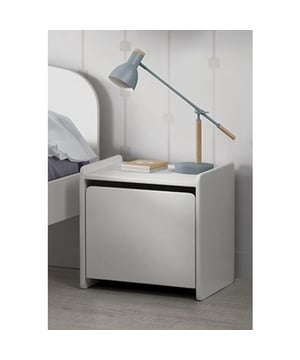 
Dit KIDDY bed (90x200) in wit is vervaardigd uit gelakte MDF in combinatie met massief grenen. Het hoofd- en voeteinde van het bed is afgerond en de poten zijn in massief grenen, wat het een Scandinavische look geeft. Het bijhorende nachtkastje beschikt over 1 deur en kan gebruikt worden als opbergruimte. De kommode is alsook vervaardigd uit wit gelakte MDF en past met zijn strak en eenvoudig design in elk interieur. De 3 laden en het open vak bieden voldoende opbergruimteOntdek de belangrijkste kenmerken van dit product in onderstaande punten:- Wit KIDDY bed- Scandinavische stijl- Opbergnachtkastje- Strakke kommode- Drie ladenAndere zaken die goed zijn om te weten:- Scandinavian stijl- In slechts 90 minuten gemonteerd- Het pakket wordt in 6 dozen geleverd- Het artikel is afgewerkt met een Lak- Volgens de hoogste normen gecertificeerd. EN 12221 gecertificeerd- Gemaakt van FSC gekeurd hout- Inclusief lattenbodem- Gemaakt van Combinatie van massief grenen EN MDF- Geen Soft-CloseOver het merkVipack is een familiebedrijf gespecialiseerd in de ontwikkeling en distributie van meubilair voor kinderen en jongeren. Onze kracht is de voortdurende ontwikkeling van nieuwe producten volgens de laatste trends van vandaag. Hierdoor kunnen we een breed assortiment commerciële producten met een eigentijdse look aanbieden tegen een betaalbare prijs.Ons assortiment omvat een verscheidenheid aan zorgvuldig vervaardigde stukken. Elk item is zorgvuldig ontworpen voor zowel kinderen als ouders. We besteden speciale aandacht aan details zoals ergonomie, veelzijdigheid en gebruiksgemak, zodat onze meubels naadloos in je dagelijkse routine passen. Van stevige constructies en niet-giftige materialen tot veilige sluitingen en gladde afwerkingen, elk aspect van onze meubels is zorgvuldig ontworpen om je kleintje een veilige en stijlvolle omgeving te bieden.  - Afmeting: - Kleur: Wit - Materiaal: Hout