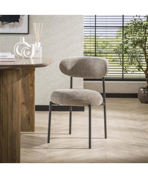 
Deze eetkamerstoel met ronde zit en een renegade stof, heeft een super comfortabele zit en wordt uitgevoerd met pocketveringen. De stoel wordt uitgevoerd in twee kleuren. De stoel wordt per 2 stuks verpakt.Over het merkWij zijn continu bezig met het samenstellen van stoere collecties die naast functioneel ook nog is heel trendy zijn. Veel van ons assortiment is zo ontworpen dat het leuk bij elkaar staat in elke kamer, daarom raden wij zeker aan om even een kijkje te nemen in ons assortiment voor leuke matchende items! - Afmeting: 57x52x81 - Kleur: Beige - Materiaal: Stof