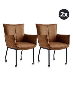 
Op zoek naar de perfecte eetkamerstoel die zowel comfortabel als praktisch is? Dan is onze verrijdbare eetkamerstoel de ideale keuze voor jou! Deze stijlvolle stoel is niet alleen een lust voor het oog, maar biedt ook het ultieme gemak dankzij de soepele wielen waarmee je eenvoudig kunt bewegen aan de eettafel. Of je nu lekker lang wilt tafelen met vrienden of familie, of gewoon even wilt schuiven om iets te pakken, deze verrijdbare eetkamerstoel maakt het allemaal mogelijk. Dankzij de comfortabele zitting en de ergonomische vormgeving kun je bovendien urenlang genieten van een geweldige zitervaring. De verrijdbare eetkamerstoel is gemaakt van hoogwaardige materialen en is verkrijgbaar in verschillende stijlvolle kleuren en materialen, zodat je altijd een stoel vindt die perfect past bij jouw interieur. Merk: Collectables Details: 51 Kleur: Cognac