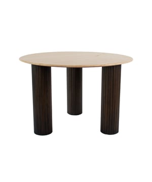 
Ontdek Davi!Voeg een vleugje moderne elegantie toe aan je eethoek met de Kick Eetkamertafel Davi. Het eigentijdse ontwerp combineert een tafelblad van hoogwaardig travertin met gefreesde mangohouten poten, voor een stijlvolle uitstraling die perfect past in elk interieur. Merk: Kick Collection Hoogte: 77 cm Breedte: 120 cm Diepte: 120 cm Materiaal: Travertin en mangohout