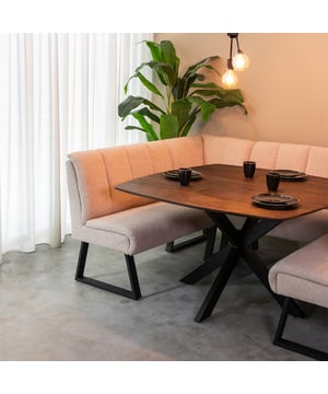 
Met eettafel Blake breng je karakter en sfeer in je interieur. Deze tafel is een echte eyecatcher, uitgevoerd in prachtig Espresso Mangohout, wat zorgt voor een warme en luxe uitstraling. Het vierkante houten blad, met subtiel afgeronde hoeken, biedt een royale ruimte die perfect is voor gezellige etentjes. Of het nu gaat om een tapasavond of een tafel vol goed gevulde borrelplanken, het grote tafelblad van Blake heeft meer dan genoeg plek voor al je culinaire creaties. - Afmeting: 130x130x76 - Kleur: Bruin - Materiaal: Hout