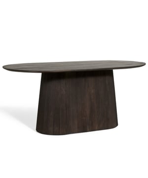 
Zoek je een stijlvolle en praktische eettafel? Dan is de Mokka echt iets voor jou. Deze tafel, met haar unieke ovale design, komt rechtstreeks uit een scandi look-book! De Mokka biedt keuze uit drie formaten. Ga je voor gezellig en compact met de 180cm? Of toch liever ruim en uitnodigend met de 200 of 230cm? Er zit altijd een maat tussen die perfect in jouw eetkamer past. Bij de Mokka kun je ook kiezen tussen twee aantrekkelijke kleuren. Het diepe donkerbruin geeft een warme en luxe uitstraling. Maar de naturel bruin zorgt voor een warme en moderne look. Wat deze tafel echt bijzonder maakt, is de poot. Deze is niet alleen stevig, maar heeft ook een mooi rib patroon. Dit geeft de tafel een extra bijzondere touch. Kort gezegd: de Mokka combineert design en functionaliteit. Het is de perfecte tafel om samen te komen en te genieten van een maaltijd. Merk: Collectables Kleur: Donkerbruin Afmetingen: 180x100x76