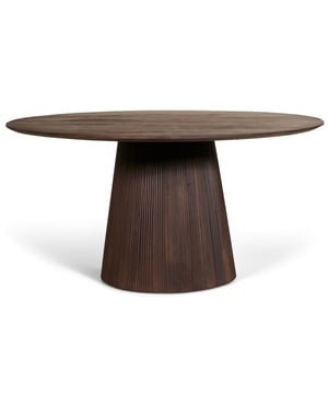 
De nieuwste toevoeging aan de populaire Mokka Collectie: de ronde eettafel in 120 en 150cm. Gemaakt van handbewerkt mango hout, en afgewerkt in een diep donkerbruine kleur en warme naturel kleur. De Mokka tafel 120 biedt genoeg plek om met 4 personen aan te zitten, terwijl de 150 plek biedt voor 5-6 personen! Ontdek het gemak van een ronde tafel: gezellig, stijlvol & ruimtebesparend! Combineer dit met een luxe afwerking, en het resultaat is de ronde Mokka Eettafel! De eettafel heeft een hoogte van 75cm (bovenkant blad) en een bladdikte van 25mm. Het blad is afgewerkt met een verfijnde siwss edge. Dit geeft de ronde Mokka Eettafel een extra luxe uitstraling. De poot van de ronde Mokka tafel is afgewerkt met de bekende ribbels, welke tevens terug te vinden zijn op de bijzettafels uit de Mokka collectie. Merk: Collectables Kleur: Donkerbruin