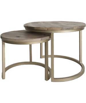 
Salontafel Bart is een set van 2 tafels. De combinatie van het metalen frame en stevig mangohouten blad, geeft deze salontafel een stoere industriële look. De twee salontafels verschillen in hoogte, hierdoor kunnen ze gemakkelijk onder elkaar geschoven worden. Materiaal: Metalen frame met een mangohouten blad (2 cm). Het blad van de getoonde afbeelding kan qua kleur afwijken van de set die u thuis geleverd krijgt. Afmetingen:Kleine tafel: 43 x 43 x 34 cm. Grote tafel: 56 x 56 x 41 cm. Onderhoud Mangohout heeft in het algemeen weinig onderhoud nodig en is behandeld tegen vocht en vlekken. Wij geven echter geen garantie op het eventueel ontstaan van oneffenheden. Om beschadigingen, vlekken en kringen te voorkomen, raden wij aan om onderzetters en/of viltjes te gebruiken. Het mangohout is afgewerkt met een beschermlaag. Om het hout te beschermen én mooi en levendig te houden raden wij aan om het hout 2 tot 4 keer per jaar te behandelen met Elite Polish. Merk: Home67 Materiaal: Mangohout,Metaal Kleur: Bruin;Goud EAN: 7141042002164