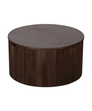 
De Lonne salontafel brengt functionaliteit en natuurlijke charme samen in één ontwerp De salontafel Lonne straalt tijdloze elegantie uit dankzij het gebruik van FSC®-gecertificeerd mangohout en een warme walnoot bruine afwerking. Het compacte, ronde ontwerp en de slimme opbergmogelijkheid maken deze tafel tot een praktische en sfeervolle aanvulling op elk interieur.  Productspecificaties Merk: Lewis & Loft Model: Lonne Materiaal: Mangohout Walnoot bruin Geschikt als Salontafel Met extra opbergruimte binnenin Afmetingen: Ø 70 cm Gewicht: 29 kg Certificering: FSC®-gecertificeerd mangohout  Duurzaam en karaktervol mangohout Duurzaam mangohout en vakmanschap komen samen in dit ontwerp, waarbij het FSC®-gecertificeerde hout niet alleen bijdraagt aan een verantwoord interieur, maar ook zorgt voor een warme, natuurlijke uitstraling. De walnoot bruine afwerking haalt de diepte en unieke nerven van het hout prachtig naar voren, wat elke tafel zijn eigen karakter geeft.  Compact ontwerp met slimme opbergruimte Dankzij het formaat van 70 cm in doorsnee is deze ronde salontafel perfect geschikt voor zowel kleinere als ruimere woonkamers. Onder het tafelblad bevindt zich een praktische, verborgen opbergruimte, ideaal voor het opbergen van afstandsbedieningen, tijdschriften of andere spullen die je uit het zicht wilt houden maar toch dichtbij nodig hebt.Deze combinatie van stijl en functionaliteit maakt de Lonne tot een veelzijdig meubelstuk dat moeiteloos past in uiteenlopende interieurstijlen van modern en industrieel tot klassiek en landelijk. Of je nu praktisch wilt omgaan met beperkte ruimte of je interieur wilt verrijken met stijlvolle details, de Lonne salontafel biedt uitkomst.  Stijlvol te combineren Voor een harmonieus geheel combineer je de walnoot bruine salontafel Lonne met de bijpassende bijzettafel of andere meubels uit de Lewis & Loft collectie. De natuurlijke houttinten en het ingetogen ontwerp maken deze tafel tot een tijdloze keuze voor elk interieur.  Extra informatie: Dit product is gemaakt van duurzaam geproduceerd, FSC®-gecertificeerd hout. Omdat het om natuurlijke materialen gaat, kan het product afwijken van de afbeelding. Elk stuk is uniek! Materiaal: Mango houtKleur: BruinAfmetingen: Hoogte: 36CM x breedte: 70CM x Lengte: 70CM
