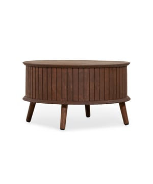 
Maak kennis met de ronde salontafel Vida, een prachtig meubelstuk dat stijl en warmte toevoegt aan jouw woonkamer. Gemaakt van hoogwaardig mangohout en afgewerkt in de diepe Tabacco-kleur, straalt deze salontafel natuurlijke charme uit dankzij de unieke nerven en warme tinten van het hout. Met een diameter van 65 cm en een hoogte van 40 cm is Vida perfect als centraal punt in je zithoek, waar functionaliteit en esthetiek samenkomen. De compacte, ronde vorm maakt deze salontafel ideaal voor kleinere ruimtes of als stijlvolle toevoeging aan een grotere opstelling. Gebruik Vida om jouw favoriete decoraties te presenteren, of als een praktische plek voor koffie en magazines tijdens gezellige avonden. Deze salontafel uit de Vida-serie is het perfecte voorbeeld van een meubelstuk dat vakmanschap en tijdloos design combineert – een echte blikvanger voor elk interieur. Merk: Collectables Kleur: Tabacco