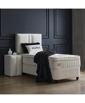 
1 Persoons Boxspring met opbergruimte Maya Het gestoffeerde opbergbed Aura van Beddenscout combineert een trendy uitstraling met slimme functionaliteit. Met zijn levendige en stijlvolle design past dit bed perfect in elk slaapkamerinterieur en biedt het bovendien optimaal slaapcomfort. Het hoofdbord bestaat uit één geheel en zorgt voor een fraaie afwerking. De Aura is voorzien van een ruime opbergruimte onder het volledige matrasoppervlak, ideaal voor het netjes opbergen van beddengoed, kleding of andere spullen die je uit het zicht wilt houden. Dankzij het slimme opbergsysteem benut je de ruimte in je kamer maximaal. Dit praktische en stijlvolle opbergbed is verkrijgbaar in de kleur taupe en past moeiteloos in diverse interieurstijlen. Zoals je van Beddenscout mag verwachten, biedt het Aura opbergbed een perfecte mix van kwaliteit, design en ruimtebesparing.Specificatiesinclusief Binnenvering Hybride Matras 28 cmMateriaal: StaalKleur: WitAfmetingen: 120x200 cm