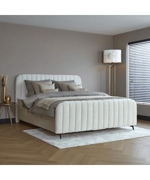 
Salva Boxspring De boxspring Salva met opbergruimte is een zorgvuldig ontworpen boxspring dat zowel comfort als functionaliteit naar een hoger niveau tilt. Speciaal gemaakt voor mensen die waarde hechten aan een goede nachtrust en een georganiseerd e leefruimte, combineert deze boxspring een elegante uitstraling met praktische opbergmogelijkheden. Het ontwerp straalt verfijning en klasse uit, dankzij de hoogwaardige materialen en de zachte, beige bekleding die een luxe gevoel geeft aan elke slaapkamer. De Salva boxspring is niet alleen een lust voor het oog, maar ook een slimme oplossing voor ruimtegebrek. De ingebouwde opbergruimtes, die eenvoudig toegankelijk zijn vanaf beide zijkanten van het bed, bieden voldoende plaats voor beddengoed, extra dekens, kussens en andere items die je niet dagelijks nodig hebt. Dit maakt het makkelijker om je slaapkamer netjes en opgeruimd te houden, zonder in te boeten op stijl of comfort. Naast de praktische voordelen, biedt de Salva boxspring eenSpecificatiesinclusief Pocketvering Hybride Matras 23 cmMateriaal: HoutKleur: BeigeAfmetingen: 140x200 cm