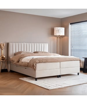 
Wanda Boxspring De Wanda boxspring biedt een ongeëvenaarde combinatie van comfort en stijl. Met een breed scala aan maten, waaronder 140x200, 160x200, 180x200 is er een optie voor elke slaapkamer. De boxspring is bekleed met een zachte beige stof die een luxueuze uitstraling geeft en moeiteloos in elk interieur past. Het stevige ontwerp zorgt voor optimale ondersteuning tijdens het slapen, waardoor je elke ochtend verfrist en energiek wakker wordt. Een van de grootste voordelen van de Wanda boxspring is de ingebouwde opbergruimte, die het bed uiterst praktisch maakt. Dit bed is uitgerust met twee ruime opbergruimtes aan de linker- en rechterkant van het bed. Deze ruimtes zijn ideaal voor het opbergen van beddengoed, dekens, kussens en andere items die je niet dagelijks nodig hebt. De opbergruimtes zijn gemakkelijk toegankelijk, wat het opbergen en terugvinden van spullen eenvoudig maakt. Naast de praktische opbergruimte biedt de Wanda boxspring ook een hoogwaardige matras die zorgtSpecificatiesinclusief Pocketvering Hybride Matras 23 cmMateriaal: HoutKleur: BeigeAfmetingen: 140x200 cm