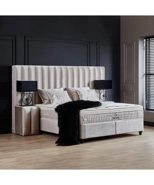 
Boxspring met opbergruimte Oscar De Boxspring met opbergruimte Oscar is de perfecte keuze voor wie luxe, comfort en slimme opbergruimte wil combineren. Het bed is stijlvol ontworpen met hoogwaardige materialen en biedt dankzij het praktische opbergsysteem een ideale oplossing voor elke slaapkamer. Onder het volledige matrasoppervlak bevinden zich twee ruime opbergboxen die eenvoudig vanuit het voeteneinde geopend worden. Gasveren zorgen ervoor dat je moeiteloos toegang hebt tot de opbergruimte voor beddengoed, kleding of andere spullen. Het luxe hoofdbord met verticale, gestoffeerde blokken geeft de Oscar een moderne en elegante uitstraling. Het brede en stevige hoofdbord zorgt voor een indrukwekkend visueel effect en biedt extra comfort. Het bed is afgewerkt met luxe meubelstof en heeft een robuust stalen frame voor optimale stabiliteit en duurzaamheid. De Oscar boxspring wordt geleverd met een 32 cm dik matras, voorzien van 7-slags pocketvering voor perfecte ondersteuning en optimaleSpecificatiesinclusief Pocketvering Hybride Matras 30 cmMateriaal: StaalKleur: BeigeAfmetingen: 160x200 cm