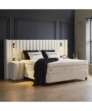 
Boxspring met opbergruimte Sheraton De Boxspring met opbergruimte Sheraton tilt uw slaapcomfort naar een hoger niveau. Het pocketveringmatras van 32 cm biedt perfecte ondersteuning en optimale ventilatie, waardoor u geniet van een diepe, rustgevende nachtrust. De HR-koudschuim topper van 10 cm voegt extra zachtheid toe, verdeelt het gewicht gelijkmatig en zorgt voor een gezond slaapklimaat door de goede ventilatie. Het stijlvolle ontwerp van de Sheraton springt direct in het oog. Met een bedbreedte van 200 cm en een hoofdbord van 148 cm hoog en 90 cm breder dan het bed, krijgt uw slaapkamer een luxe uitstraling. De witte kleur past perfect in moderne en klassieke interieurs. De ruime opbergruimte onder het bed biedt plek voor kussens, dekens en andere spullen, waardoor uw slaapkamer netjes en georganiseerd blijft. De stevige stalen kern en het robuuste frame van 28 cm hoogte bieden uitstekende stabiliteit. De poten van 10 cm verhogen de stevigheid en zorgen voor goede luchtcirculatie.Specificatiesinclusief Pocketvering Hybride Matras 32 cmMateriaal: StaalKleur: WitAfmetingen: 160x200 cm