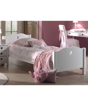 
Het AMORI bed is een wit bed van 90x200cm. Dit bed heeft een romantische uitstraling, mede dankzij het hart in het hoofdbord en voeteinde en de sierlijke afwerking. Bij dit bed is de lattenbodem niet inbegrepen.Ontdek de belangrijkste kenmerken van dit product in onderstaande punten:- Romantische uitstraling- Hart in hoofdbord en voeteinde- Sierlijke afwerking- Lattenbodem niet inbegrepen- 90x200 cm- Exclusief matras en bedlinnenAndere zaken die goed zijn om te weten:- Romantic stijl- In slechts 60 minuten gemonteerd- Het pakket wordt in 2 dozen geleverd- Het artikel is afgewerkt met een Lak- Volgens de hoogste normen gecertificeerd. gecertificeerd- Gemaakt van FSC gekeurd hout- Exclusief lattenbodem- Gemaakt van Combinatie van massief grenen EN MDFOver het merkVipack is een familiebedrijf gespecialiseerd in de ontwikkeling en distributie van meubilair voor kinderen en jongeren. Onze kracht is de voortdurende ontwikkeling van nieuwe producten volgens de laatste trends van vandaag. Hierdoor kunnen we een breed assortiment commerciële producten met een eigentijdse look aanbieden tegen een betaalbare prijs.Ons assortiment omvat een verscheidenheid aan zorgvuldig vervaardigde stukken. Elk item is zorgvuldig ontworpen voor zowel kinderen als ouders. We besteden speciale aandacht aan details zoals ergonomie, veelzijdigheid en gebruiksgemak, zodat onze meubels naadloos in je dagelijkse routine passen. Van stevige constructies en niet-giftige materialen tot veilige sluitingen en gladde afwerkingen, elk aspect van onze meubels is zorgvuldig ontworpen om je kleintje een veilige en stijlvolle omgeving te bieden.  - Afmeting: 90 x 200 cm - Kleur: Wit - Materiaal: Hout