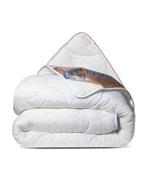 
Avenue Synthetisch 4-Seizoenen Dekbed – Comfort voor Elk Seizoen Bij Avenue draait alles om jouw nachtrust. Met ons 4-seizoenen dekbed kies je voor een dekbed dat moeiteloos met elk seizoen meebeweegt, zodat jij elke nacht comfortabel en ontspannen kunt slapen. Dit dekbed biedt een ideale balans tussen ademend vermogen en isolatie, zodat je het hele jaar door geniet van de perfecte slaaptemperatuur. Gemaakt van hoogwaardige, hypoallergene materialen is dit dekbed niet alleen zacht en licht, maar ook vriendelijk voor mensen met allergieën.  Ultiem Comfort & Hypoallergene Bescherming Ons dekbed is hypoallergeen en non-allergisch, wat het een ideale keuze maakt voor mensen met allergieën. Dankzij het synthetische materiaal is het perfect voor wie last heeft van huisstofmijt of andere allergenen. De extra dikke kwaliteit van de streelzachte microvezel tijkstof voelt heerlijk zacht aan op de huid en is tegelijkertijd vriendelijk voor je haar. Je zult iedere nacht genieten van een frisse, comfortabele slaapomgeving waarin je zonder zorgen kunt ontspannen.  Het hele jaar goed Het Avenue dekbed bestaat uit 2 lagen: een dun, vederlicht laagje voor de zomer. De dikkere helft gebruikt u in de herfst en lente. In de winter gebruikt u ze samengevoegd (met sterke drukknopen) als een dubbeldik winterdek.  Belangrijkste Kenmerken Tijkstof: 100% zijdezachte, ongebleekte en ongeverfde microvezel Vulgewicht Zomerdeel: 150gram/m2, licht en ademend, ideaal voor warme nachten Vulgewicht Herfst-/Lentedeel: 300gram/m2, voor een aangenaam warm gevoel bij koelere temperaturen Wintergebruik: beide delen samen voor extra isolatie en comfort Hypoallergeen en non-allergisch: ideaal voor mensen met allergieën Duurzaam en milieuvriendelijk: OEKO-TEX Made in Green gecertificeerd Lichtgewicht en ademend: houdt je koel in de zomer en warm in de winter Machinewasbaar op 40°C  Eerlijk en duurzaam product: OEKO-TEX MADE IN GREEN garandeert: milieuvriendelijke productie product- en consumentenveiligheid door controles op schadelijke stoffen transparantie met betrekking tot de toeleveringsketens sociaal aanvaardbare en veilige werk- en productieomstandigheden Dat slaapt tóch lekkerder! Dit luxe dekbed wordt geleverd in een ademende draagtas, waarin je het dekbed stofvrij, fris en ademend kunt opbergen.   Meet u voor het bestellen uw dekbedmaat op, zo bent u altijd zeker van de juiste maat. Avenue Dekbedden zijn verzegeld door een hygiëne-verzegeling, zo bent u ALTIJD gerustgesteld van een nieuw, ongebruikt en onbeslapen hygiënisch product. Controleer uw aankoop daarom zorgvuldig vóór het verbreken van de verzegeling en ingebruikname. Zo bent u altijd verzekerd van een nieuw en onbeslapen product. Dat slaapt toch net wat lekkerder!   Met dit product gaat u voor het hoogst haalbare slaapcomfort door middel van de meest strenge Europese kwaliteitscontroles. Naast kwaliteit staat hygiëne bij ons hoog in het vaandel; daarom ontvangt u altijd een nieuw, ongebruikt en onbeslapen en dus volledig fris product. Kortom: honderd procent nieuw van de hoogst haalbare kwaliteit zodat u met een gerust hart langdurig kunt genieten van uw aankoop. Dat slaapt toch lekkerder. Bovendien wordt uw bestelling zo compact en milieuvriendelijk mogelijk verpakt, zodat wij samen bijdragen aan een duurzame toekomst. CopyRock all rights reserved Merk: Avenue Materiaal: Microvezel;Synthetisch Kleur: Wit Afmetingen: 260x220cm EAN: 8720618169969