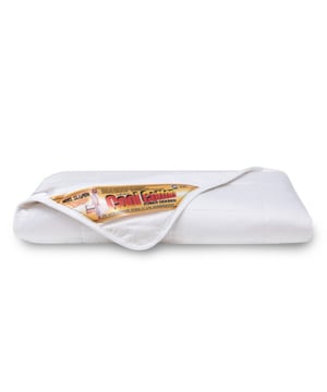 
Hét ideale zomerdekbed De perfecte oplossing voor de zweterige en klamme nachten; Het Cool Cotton zomerdekbed! Het heerlijk koele Cool Cotton dekbed is perfect voor de warme zomernachten. Met zijn ultra lichte en ademende eigenschappen zorgt dit dekbed voor een verfrissende slaapervaring. De vulling bestaat uit 100% puur natuurlijk koel katoen en is ultra licht gevuld met slechts 150gram/m² katoen. Dit zorgt voor optimale ventilatie en een aangename koelte tijdens de warme zomernachten. De zachte tijk stof is vervaardigd van 100% zuiver katoen en is volledig doorgestikt om verschuivingen van de edele katoenvulling te voorkomen. Door de ultra lichte en zachte dekbed uitvoering, vormt het dekbed ideaal rond het lichaam en voelt zij niet zwaar aan. Precies zoals een zomerdekbed hoort te zijn. Zuiver katoen is bijzonder goed ventilerend en super absorberend, zo wordt onze overtollige warmte én transpiratievocht vliegensvlug opgenomen en aan de buitenlucht afgegeven. Katoenen dekbedden bieden een heerlijk zacht en comfortabel slaapgevoel, dankzij het soepele en gladde materiaal zorgt dit voor een goede nachtrust. Het Cool Cotton dekbed is gemakkelijk machine wasbaar, waardoor het altijd fris en hygiënisch blijft. Precies zoals het in de zomer moet zijn! Vulling: 150gram/m² 100% puur natuurlijk katoen Vulgewicht: 800 gram puur katoen Tijk stof: 100% Oeko-Tex gecertificeerd zuiver katoen Schuifvrij doorgestikt Ultra lichte en dunne zomer uitvoering Onovertroffen vochtregulatie en absorberend vermogen Machine wasbaar tot 60°C Puur natuurlijk Heerlijk luchtig en fris Afmeting: 240x220cm Het ideale dekbed voor de lange, hete zomer. Al ruim 35 jaar het beste zomerdekbed.  Eerlijk en duurzaam product: OEKO-TEX MADE IN GREEN garandeert: milieuvriendelijke productie product- en consumentenveiligheid door controles op schadelijke stoffen transparantie met betrekking tot de toeleveringsketens sociaal aanvaardbare en veilige werk- en productieomstandigheden Dat slaapt tóch lekkerder! Deze luxe Cool Cotton zomerdekbedden worden geleverd in ’n ademende draagtas, waarin u het dekbed (als u het in de winter niet gebruikt) stofvrij, fris en ademend opbergt.   Meet u voor het bestellen uw dekbedmaat of matrasmaat op, zo bent u altijd zeker van de juiste maat. Cool Cotton Dekbedden zijn verzegeld door een hygiëne-verzegeling, zo bent u ALTIJD gerustgesteld van een nieuw, ongebruikt en onbeslapen hygiënisch product. Controleer uw aankoop daarom zorgvuldig vóór het verbreken van de verzegeling en ingebruikname. Zo bent u altijd verzekerd van een nieuw en onbeslapen product. Dat slaapt toch net wat lekkerder!   Met dit product gaat u voor het hoogst haalbare slaapcomfort door middel van de meest strenge Europese kwaliteitscontroles. Naast kwaliteit staat hygiëne bij ons hoog in het vaandel; daarom ontvangt u altijd een nieuw, ongebruikt en onbeslapen en dus volledig fris product. Kortom: honderd procent nieuw van de hoogst haalbare kwaliteit zodat u met een gerust hart langdurig kunt genieten van uw aankoop. Dat slaapt toch lekkerder. Bovendien wordt uw bestelling zo compact en milieuvriendelijk mogelijk verpakt, zodat wij samen bijdragen aan een duurzame toekomst. Merk: Cool Cotton Materiaal: Katoen;Biologisch katoen Kleur: Wit Afmetingen: 240x220cm EAN: 8720256479055
