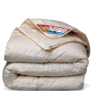 
De Schaperie, het meest luxueuze wollen dekbed! De Schaperie is een 100% zuiver scheerwollen 4-seizoenen dekbed. Puur natuurlijke wol verzorgt 'n perfect gespreide, behaaglijke warmte. Samen met het enorme absorptie en ventilatie vermogen garandeert dit een uiterst gezond en hygiënisch slaapklimaat. Bovendien bevat correct verwerkte wol 'n flinke dosis lanoline(wolvet), wat heilzaam werkt bij gevoelige en pijnlijke spieren en botten. De extreem gekroesde wol-kwaliteit vormt ’n luxe laag van miljoenen luchtkussentjes, die zorg dragen voor optimale ventilatie, onovertroffen vochtregulatie en een unieke warmtespreiding. Deze unieke Schaperie wollen dekbedden zijn volledig doorgestikt in banen, zodat de edele vulling nooit kan verschuiven en het dekbed zich soepel om het lichaam voegt. Schaperie dekbedden zijn brandvertragend, vlamdovend en worden 3 jaar volledig gegarandeerd. Voorzien een fraai naar binnen afgewerkte ritssluiting. Hierdoor wordt het Zomer- en Najaarsdeel stevig schuifvrij aan elkaar bevestigd. Door het extra pikken van de wol ontstaat er nog meer lucht tussen de van nature toch iets wat stugge wol, waardoor de Schaperie ultra zacht en soepel aanvoelt. Pure luxe! Vulling: 100% zuiver scheerwol Tijkstof: 100% zijdezacht ongebleekt natuurzuiver katoen Volledig schuifvrij doorgestikt Voorzien van speciale bevestigingsritsen Vulgewicht Zomerdeel: 880gram (isolatiewaarde 1, gewichtsklasse 1) Vulgewicht Najaarsdeel: 1760gram (isolatiewaarde 2, gewichtsklasse 2) + Samen in de winter: 2640gram (isolatiewaarde 1+2=3, gewichtsklasse 3) Maat (stofmaat): 200x220cm tweepersoons extra royaal  Enkel zuivere scheerwol van de hoogste kwaliteit! Zuivere, vers geschoren wol (100% zuiver Scheerwol) zit boordevol natuurlijk wolvet: Lanoline. Sinds mensenheugenis raden doctoren en specialisten wol aan voor mensen met allerlei spier-aandoeningen ( Reuma, Jicht, Artrose, gevoelige spieren e.d.). Gebruikers van 100% zuivere wol hebben hier al eeuwenlang veel baat bij; het verlicht hun lichamelijke klachten! Bovendien geeft onze zuivere wol ’n heerlijke intense warmte, en is súper vocht-absorberend. Sterker: Wol geeft de perfecte spreiding van het hoogst mogelijke absorberend en vocht-wegwerkend vermogen van alle natuurlijke materialen op aarde… Zuiver Scheerwol is dus ook perfect voor mensen die wat meer transpireren: Wol zorgt voor een gezond en droog slaapklimaat. Puur natuurlijke Wol is anti-statisch, brandveilig en vuilafstotend. Wol is aangenaam natuurlijk, mens- en huidvriendelijk.   Alle Schaperie dekbedden zijn uiteraard voorzien van dit IWS Wolmerk-label. Dat is uw garantie voor de hoogste, zuiverste kwaliteit. De Schaperie 100% Zuiver ScheerWol is niet alleen heerlijk comfortabel, optimaal ademend en ventilerend. En behaaglijk warm. Wol is heilzaam voor de spieren en gewrichten, anti-statisch en water- en vuilafstotend. Maar Schaperie-wol is óók nog eens hartstikke veilig. Wol is volledig doorademend, dus kan niet verstikken. Bovendien is onze wol van nature (dus zonder behandeling) volledig brandvertragend en vlamdovend, dus volledig brandveilig. Kortom: ’n waanzinnig dekbed voor zomer én winter van de hoogste kwaliteit. Van top tot teen natuurlijk comfort… Dit speciale dekbed wordt geleverd in ’n ademende draagtas, waarin u het dekbed stofvrij, fris en ademend opbergt, als u het even niet gebruikt. • Alle Schaperie dekbedden zijn uiteraard voorzien van dit IWS Wolmerk-label. Dat is uw garantie voor de hoogste, zuiverste kwaliteit.• Schaperie Dekbedden zullen minimaal 10 tot 12 jaar heerlijk tot uw dienst zijn.• Schaperie 100% Zuiver ScheerWol is niet alleen heerlijk comfortabel, optimaal ademend en ventilerend. En behaaglijk warm. • Wol is heilzaam voor de spieren en gewrichten, anti-statisch en water- en vuilafstotend.  Levensduur Schaperie dekbedden De Schaperie Dekbedden zullen minimaal 10 tot 12 jaar heerlijk tot uw dienst zijn. Daarna worden ze “moe”, en moet u ’n keer ’n nieuwe aanschaffen. Maar dan heeft u er wel ruim 35-duizend gebruiks-uren van genoten. Goedbeschouwd het koopje van uw leven, voor zóveel natuurlijk slaapcomfort.   Meet u voor het bestellen uw dekbedmaat of matrasmaat op, zo bent u altijd zeker van de juiste maat. Schaperie Dekbedden zijn verzegeld door een hygiëne-verzegeling, zo bent u ALTIJD gerustgesteld van een nieuw, ongebruikt en onbeslapen hygiënisch product. Controleer uw aankoop daarom zorgvuldig vóór het verbreken van de verzegeling en ingebruikname. Zo bent u altijd verzekerd van een nieuw en onbeslapen product. Dat slaapt toch net wat lekkerder!   Met dit product gaat u voor het hoogst haalbare slaapcomfort door middel van de meest strenge Europese kwaliteitscontroles. Naast kwaliteit staat hygiëne bij ons hoog in het vaandel; daarom ontvangt u altijd een nieuw, ongebruikt en onbeslapen en dus volledig fris product. Kortom: honderd procent nieuw van de hoogst haalbare kwaliteit zodat u met een gerust hart langdurig kunt genieten van uw aankoop. Dat slaapt toch lekkerder. Merk: De Schaperie Materiaal: Wol;Schapenwol Kleur: Creme Afmetingen: 200x220cm EAN: 8720618169099