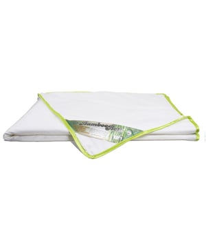 
Het unieke BambooBett Zomerdekbed is ideaal voor de warme zomernachten. De 100% puur natuurlijke bamboe-vezel is heerlijk koel en fris, en kent optimale vocht-absorberende en ademende eigenschappen. Het BambooBett van Duitse kwaliteit is zeer licht in gewicht, streelzacht en verkoelend. De zeer edele en luxueuze tijkstof is van fijngeweven 100% natuurlijke katoen (originele satijnbinding), schuifvrij doorstikt in Trapeze-step, en verrijkt met verzachtende AloeVera. Bamboo is van nature anti-bacterieel, huidvriendelijk en machinewasbaar 40oC. Kortom; BambooBett is ideaal voor onze warme zomers. En niet onbelangrijk; Bamboo wordt zeer milieu-vriendelijk geproduceerd. Dus pure weelde, en nog verantwoord ook. Het meest luxueuze zomerdekbed van Europa. Het heerlijk koele zomerdekbed Bamboo Bett is ideaal voor warme zomernachten. Bamboo Bett dekbedden zijn gevuld met 100% puur bamboe, in flinterdunne en ultralichte uitvoering. Vulling: 150gr/m2 verkoelende bamboe Tijkstof: 100% fijngeweven natuurlijke eco katoen in luxe Satijnbinding Stiksel: Trapeze-step schuifvrij Enorm absorberend vermogen Milieu-vriendelijk geproduceerd van de hoogste kwaliteit Anti-bacterieel, huidvriendelijk en stofvrij Heerlijk koel, absorberend en ademend Volledig machine wasbaar 40oC. Isolatie waarde 0 (nauwelijks warmte) Gewichtsklasse 1 (lichtgewicht)    Eerlijk en duurzaam product: OEKO-TEX MADE IN GREEN garandeert: milieuvriendelijke productie product- en consumentenveiligheid door controles op schadelijke stoffen transparantie met betrekking tot de toeleveringsketens sociaal aanvaardbare en veilige werk- en productieomstandigheden Dat slaapt tóch lekkerder! Deze luxe BambooBett zomerdekbedden worden geleverd in ’n ademende draagtas, waarin u het dekbed –als u het in de winter niet gebruikt- stofvrij, fris en ademend opbergt.   Meet u voor het bestellen uw dekbedmaat of matrasmaat op, zo bent u altijd zeker van de juiste maat. BambooBett Dekbedden zijn verzegeld door een hygiëne-verzegeling, zo bent u ALTIJD gerustgesteld van een nieuw, ongebruikt en onbeslapen hygiënisch product. Controleer uw aankoop daarom zorgvuldig vóór het verbreken van de verzegeling en ingebruikname. Zo bent u altijd verzekerd van een nieuw en onbeslapen product. Dat slaapt toch net wat lekkerder!   Met dit product gaat u voor het hoogst haalbare slaapcomfort door middel van de meest strenge Europese kwaliteitscontroles. Naast kwaliteit staat hygiëne bij ons hoog in het vaandel; daarom ontvangt u altijd een nieuw, ongebruikt en onbeslapen en dus volledig fris product. Kortom: honderd procent nieuw van de hoogst haalbare kwaliteit zodat u met een gerust hart langdurig kunt genieten van uw aankoop. Dat slaapt toch lekkerder. Bovendien wordt uw bestelling zo compact en milieuvriendelijk mogelijk verpakt, zodat wij samen bijdragen aan een duurzame toekomst. CopyRock all rights reserved Merk: NachtrustOnline Materiaal: Bamboe Kleur: Wit Afmetingen: 200x220cm EAN: 8720256479109